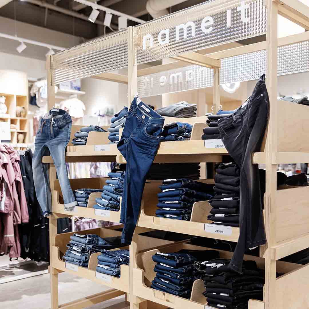 Forskellige farvede jeans fra Name It i Frederiksberg Centret.